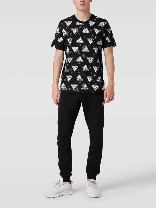ADIDAS SPORTSWEAR T-Shirt Mit Allover-Logo - Schwarz 1 ADIDAS SPORTSWEAR T-Shirt Mit Allover-Logo - Schwarz