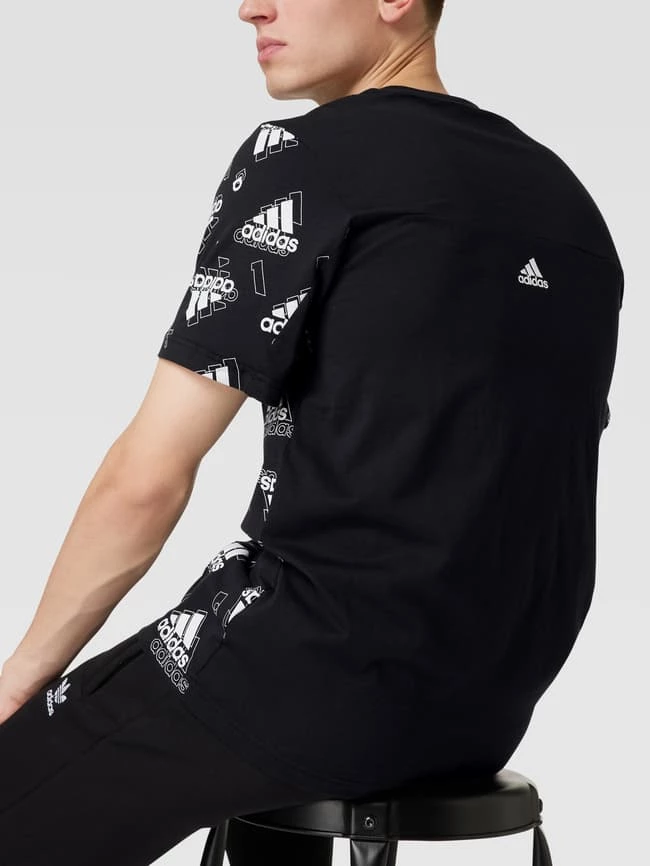 ADIDAS SPORTSWEAR T-Shirt Mit Allover-Logo - Schwarz 3 ADIDAS SPORTSWEAR T-Shirt Mit Allover-Logo - Schwarz – Bild 3